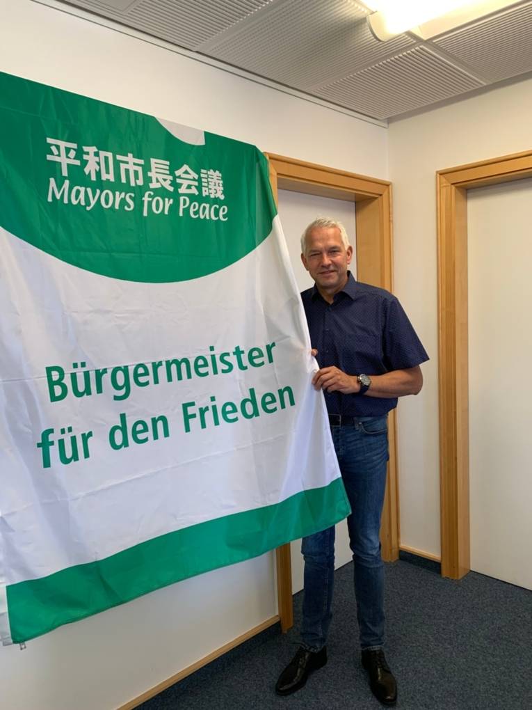 Bürgermeister Wilhelm Sendermann vor der Hissung der Mayors for Peace Flagge am Olfener Rathaus