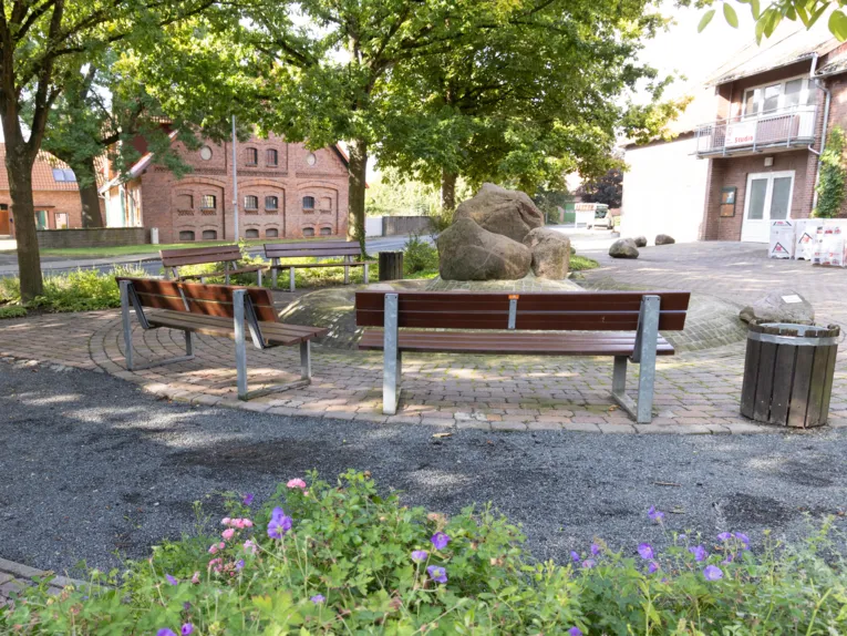 Holz-B&auml;nke um Findlinge gruppiert