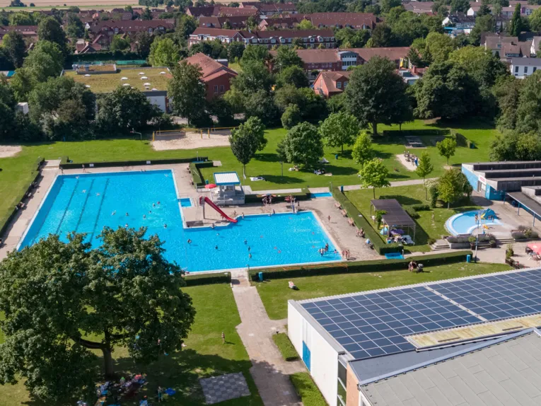 Luftbild des Delfi Bades Gehrden