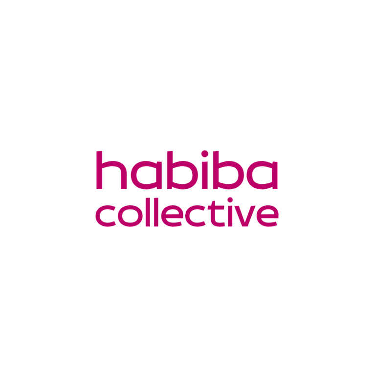 Ein Logo: Auf weißem Grund folgener Schriftzug in der Farbe Fuchsia: "habiba collective"