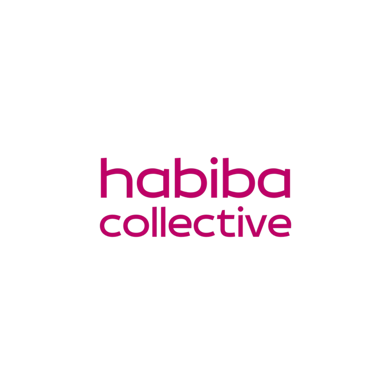 Ein Logo: Auf wei&szlig;em Grund folgener Schriftzug in der Farbe Fuchsia: "habiba collective"
