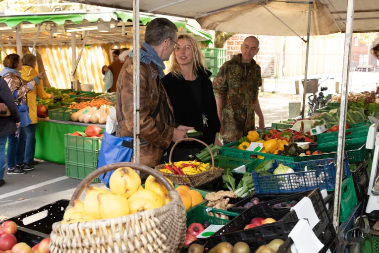 Kundschaft an einem Obst- und Gem&uuml;sestand.