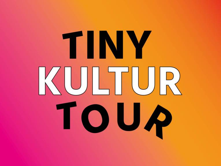 Eine Wort-Bild-Marke in der "TINY KULTUR TOUR" steht.