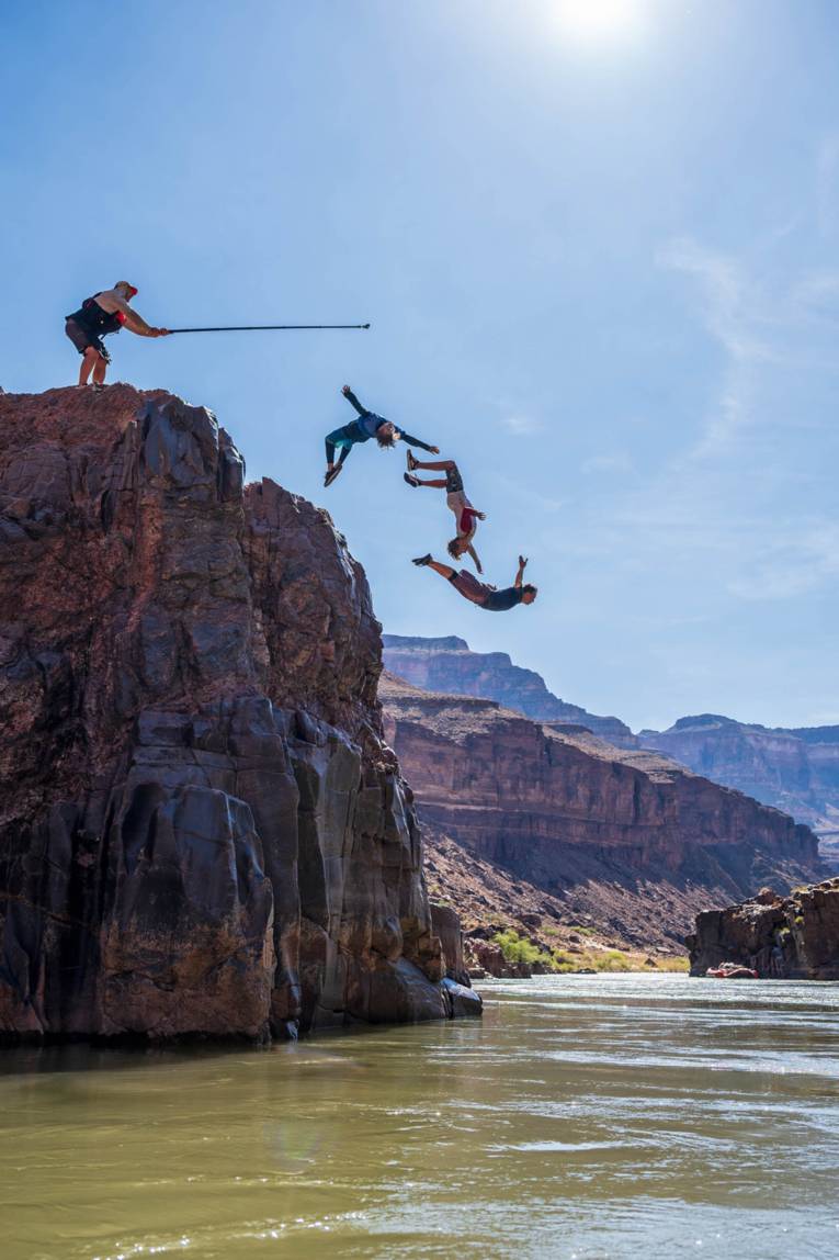 Drei Jungs springen im Grand Canyon von einer Klippe