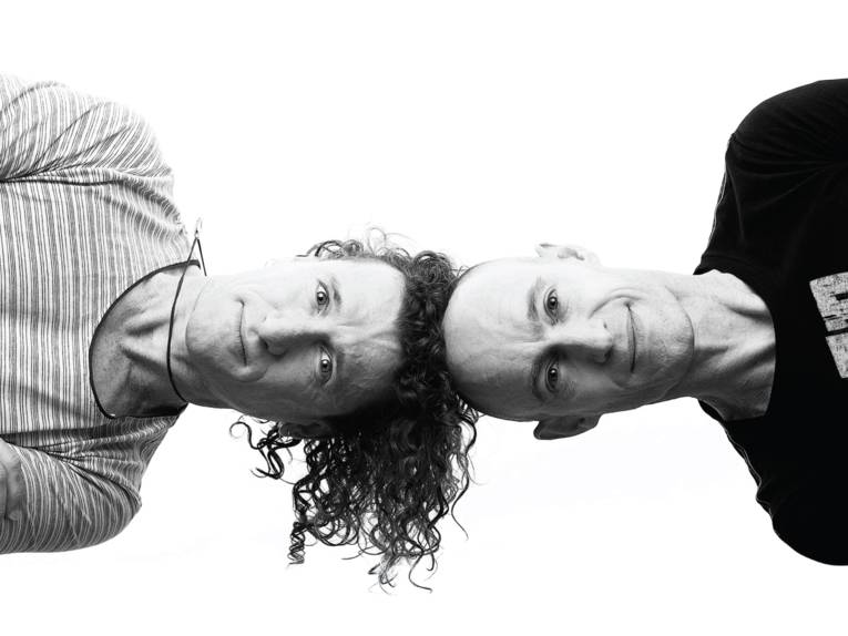 Zu sehen sind die beiden Mitglieder des Comedy-Duos The Umbilical Brothers.