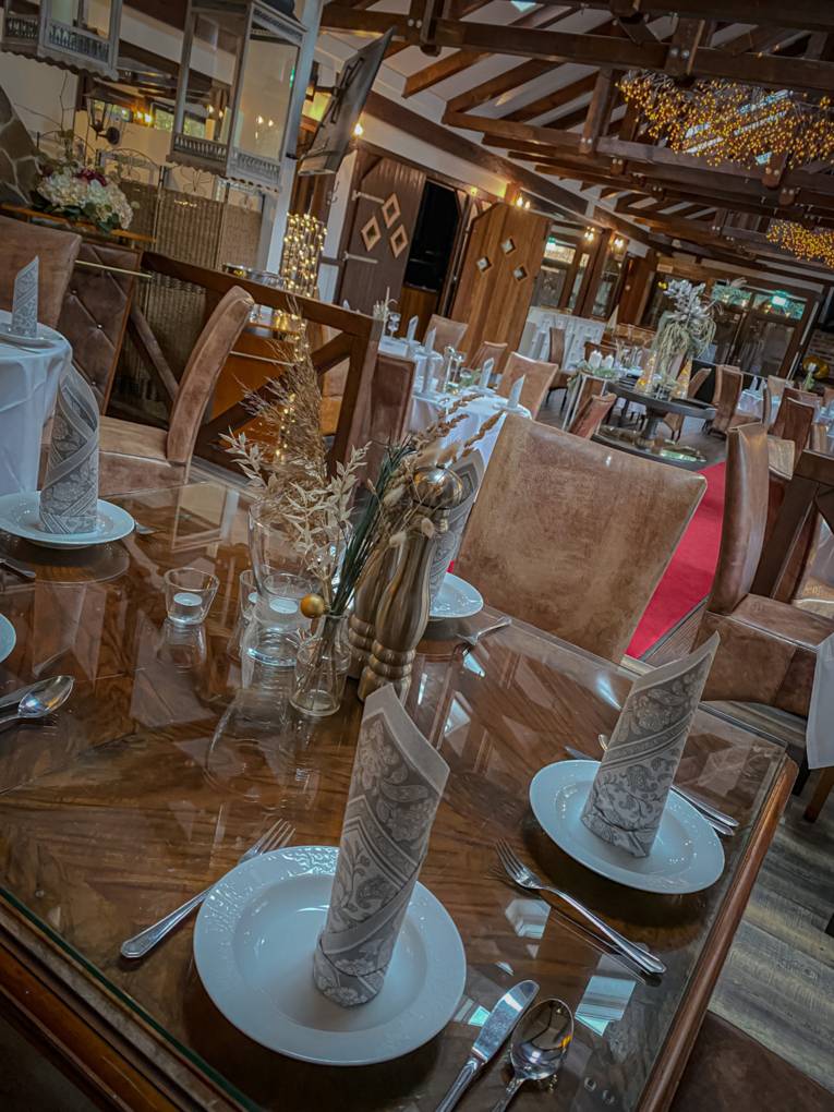 Tische in Restaurant