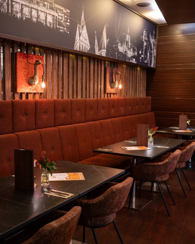 Tische in einem Restaurant