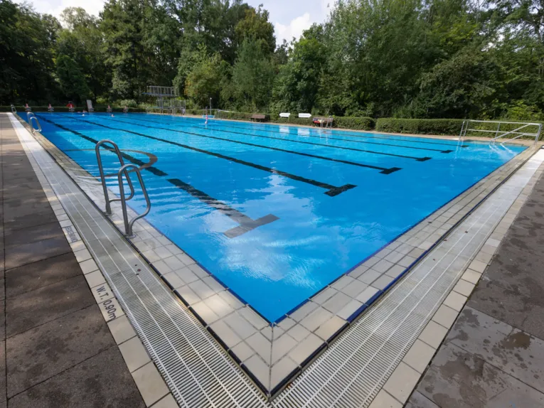 Schwimmbecken