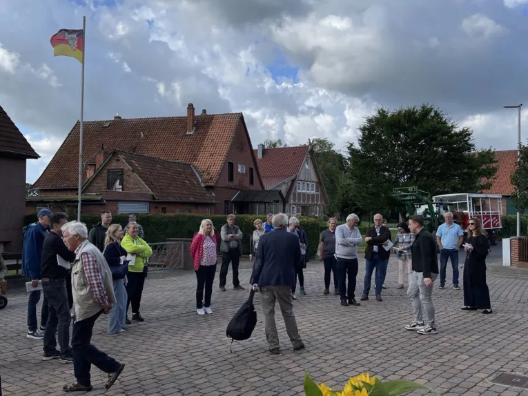 Gruppe von Menschen auf einem Platz