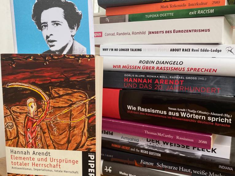 Literatur von und über Hannah Arendt sowie zum Thema Rassismus