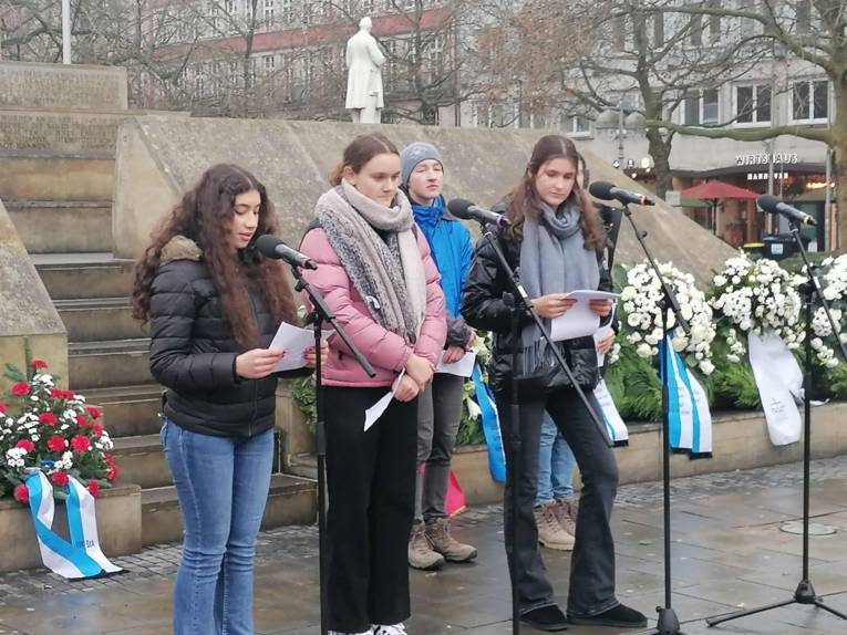Schüler*innen der Humboldtschule gedenken an die Deportationen aus Hannover am Holocaust-Mahnmal, 2023