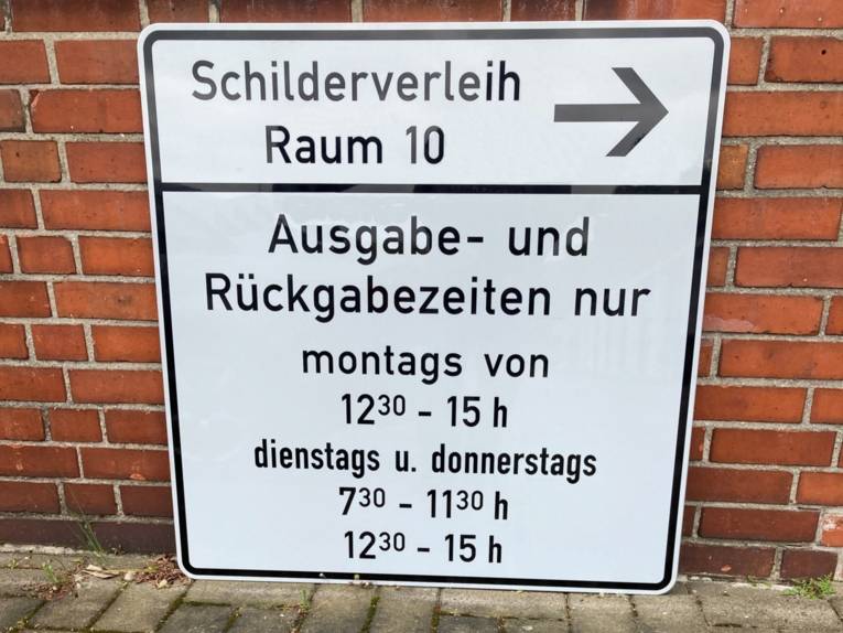 Schild mit der Aufschrift Schilderverleih Raum 9