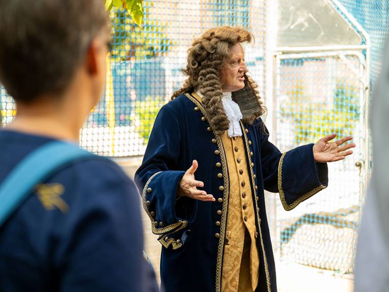 Rainer Künnecke verkleidet als Gottfried Wilhelm Leibniz während einer Führung in der Altstadt