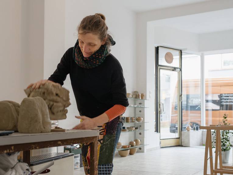 Die Keramikgestalterin Fé Fayence