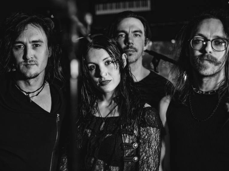 Die Sängerin und die drei Musiker der Band.