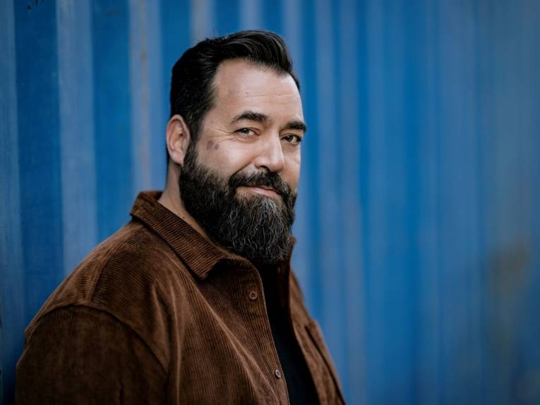 Zu sehen ist der Sänger Laith Al-Deen.