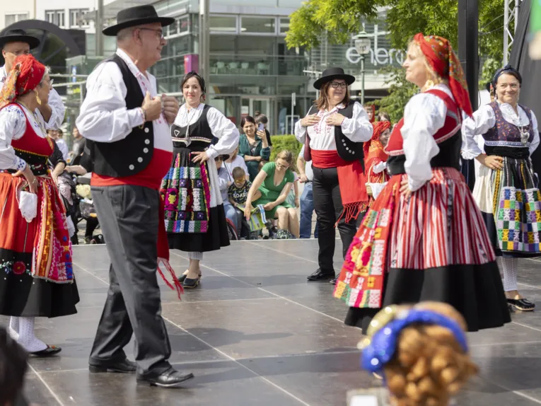 Volkst&auml;nze auf dem Opernplatz