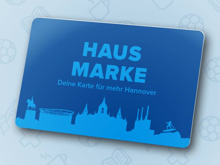 Die Karte der Hausmarke ist im 3D-Stil vor einem blauen Hintergrund abgebildet. Auf der Karte steht in einem blauton "Hausmarke. Deine Karte für mehr Hannover.". Darunter ist die hannoversche Skyline im selben Blauton abgebildet.