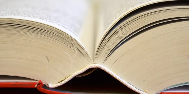 Aufgeschlagenes Buch