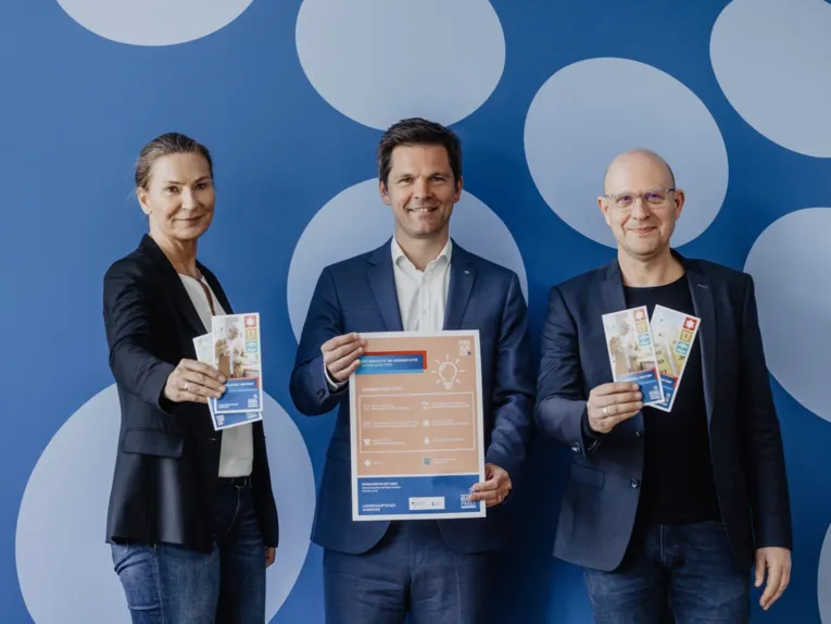 Gruppenbild - Eine Frau und zwei Männer.