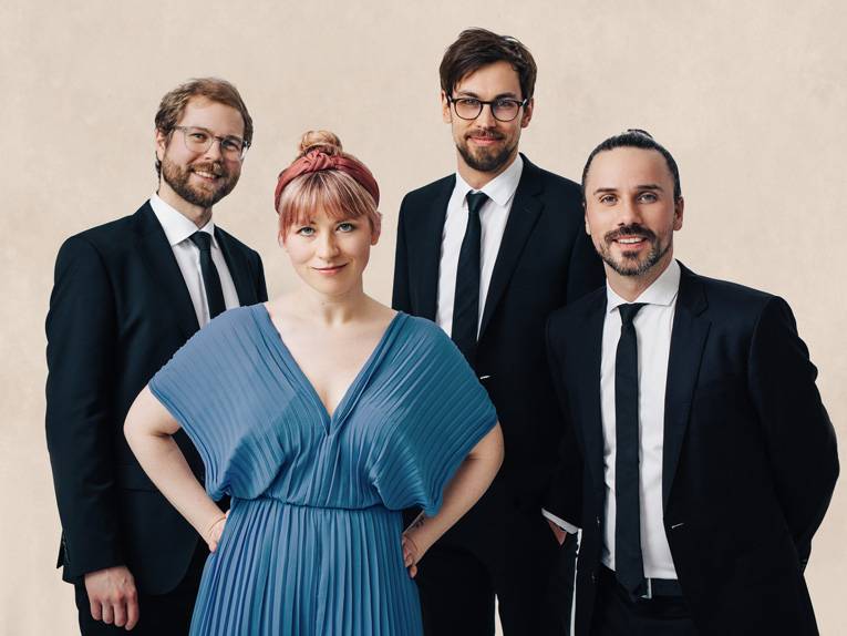 Drei männliche und ein weibliches Mitglied der Grammophon Jazzband