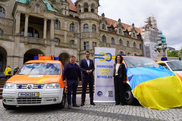 Der Finanz- und Ordnungsdezernent Axel von der Ohe (in der Mitte) bei der Übergabe der Fahrzeuge mit der Leiterin des Büro Internationales der Stadt Frau Marie Bullet (auf dem Foto rechts)
