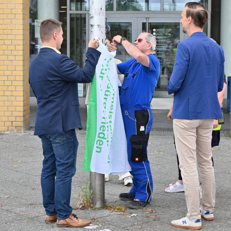 Im Berliner Bezirksamt Marzahn-Hellersdorf wurde die Flagge gehisst und die Aktion "Friedenskraniche für die Mayors for Peace" von Steps for Peace initiert