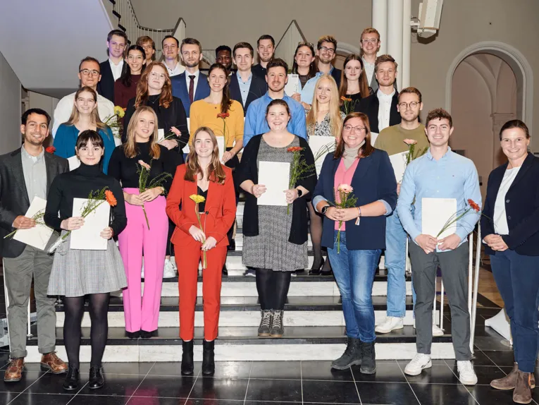 Junge Menschen auf einer Treppe für ein Foto posierend.