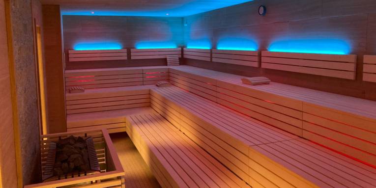 Holzbänke in einer Sauna