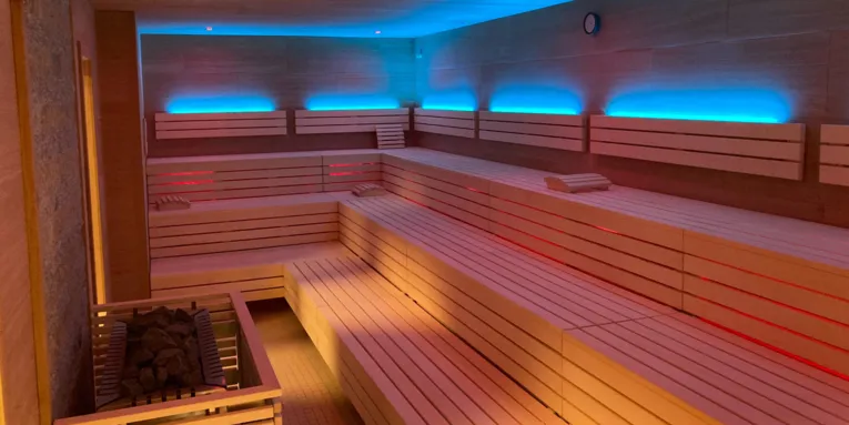 Holzbänke in einer Sauna
