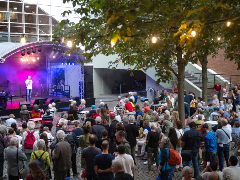 Abwechslungsreiches Rahmenprogramm auf der Bühne vom Schauspiel Hannover