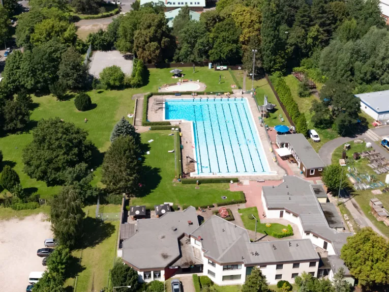 Luftbild eines Freibades