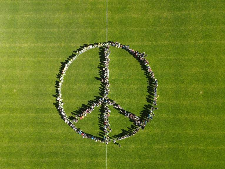 Rund 300 Kinder der Stadt Ilmenau formten im Sportstadion ein Peace-Zeichen