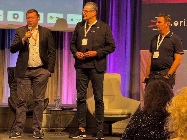 Drei M&auml;nner auf einer B&uuml;hne