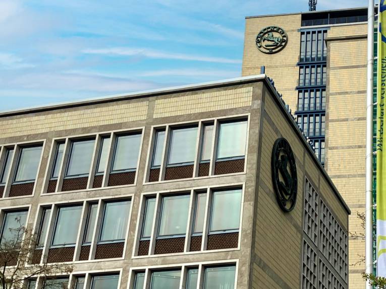 Gebäude mit Fahne davor