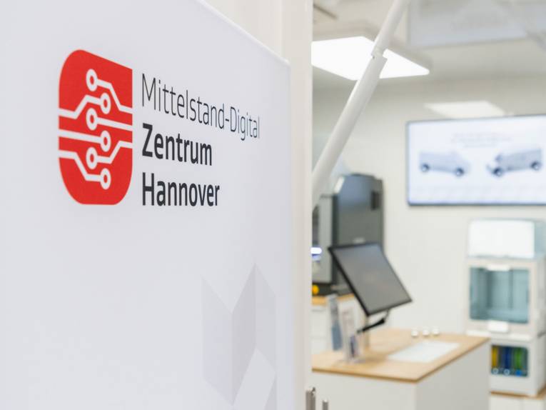 Blick in einen Raum, an der Wand steht "Mittelstand-Digital Zentrum Hannover"