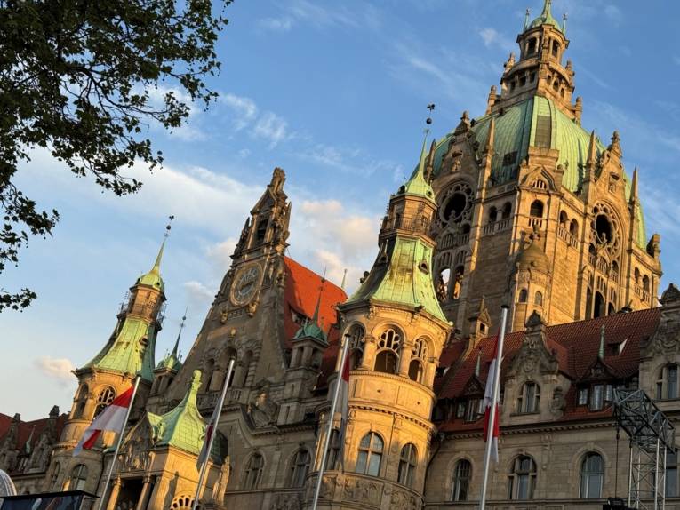 Ein Gebäude vor blauem, leicht bewölkten Himmel.