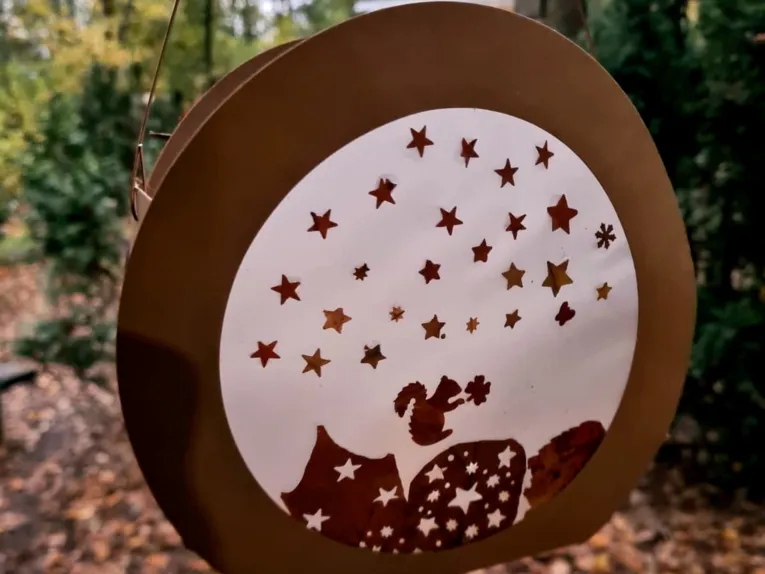 Laterne mit kleinen Eichhörnchen als Dekoration.