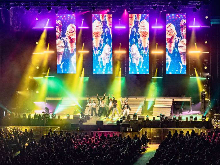 Momentaufnahme eines Auftritts einer K-Pop-Band auf einer Bühne