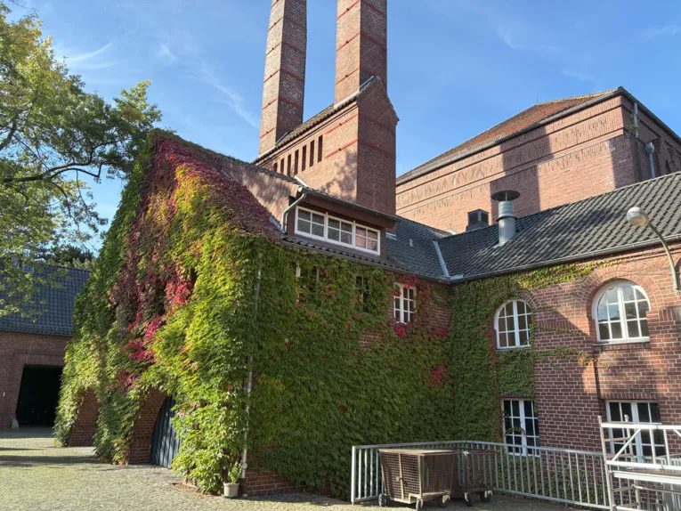 Ein Friedhofsgebäude von außen.