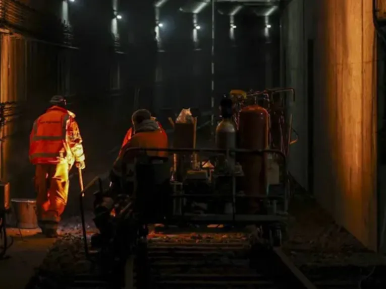 Zwei Bauarbeiter in einem Stadtbahntunnel wird Gasflaschen und Werkzeug.