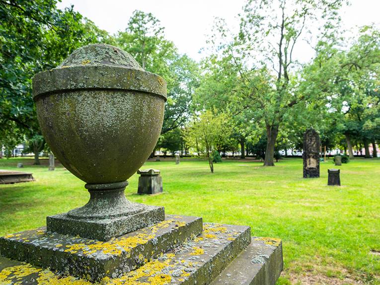 Ein grüner Friedhof.