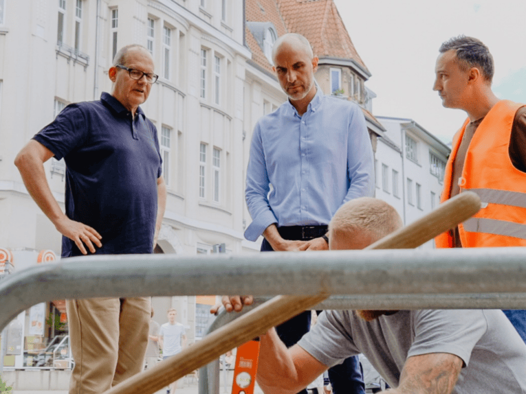 Ein neuer Fahrradbügel wird beim Termin mit Verkehrsdezernent Ulf-Birger Franz und Oberbürgermeister Belit Onay aufgestellt.