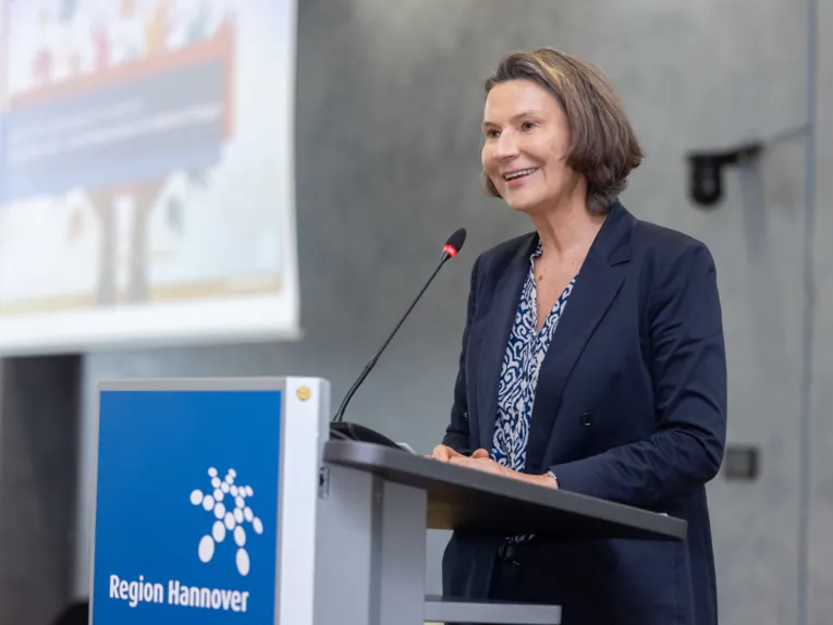 Dezernentin Christine Karasch bei der Begr&uuml;&szlig;ung der G&auml;ste.