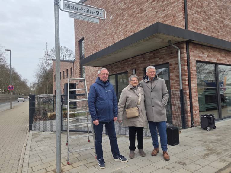 Hella und Stefan Politze und Rolf Schulz vor dem Straßennamenschild