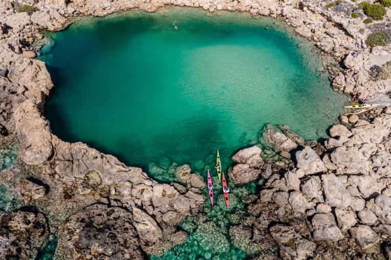 Kajakfahrer fahren in eine grüne Bucht auf Kreta