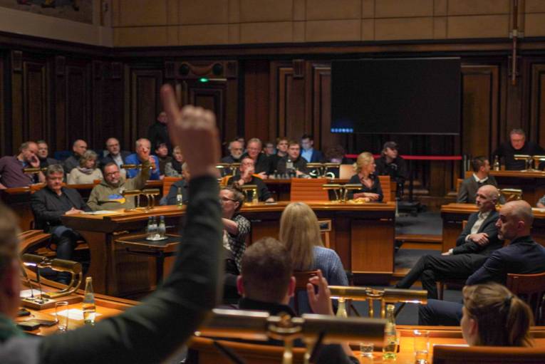Viele Anwesende nutzten die Gelegenheit, mit den Panelist*innen ins Gespräch zu kommen.