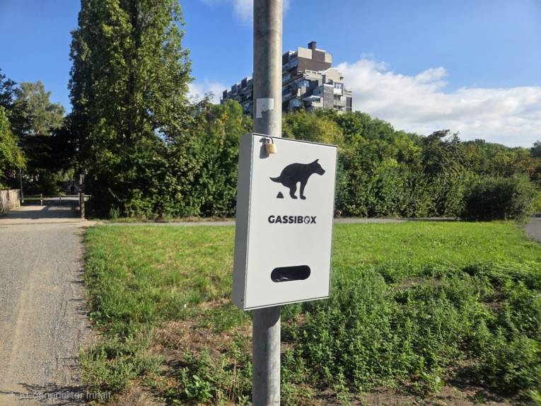 man sieht eine Gassibox, worin Hundekottüten enthalten sind