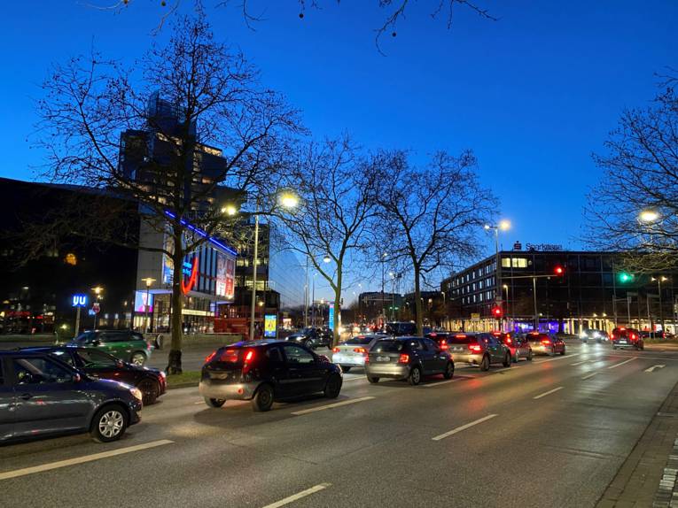 Viele Autos stehen an einer roten Ampel am abendlichen Aegidientorplatz in Hannover.