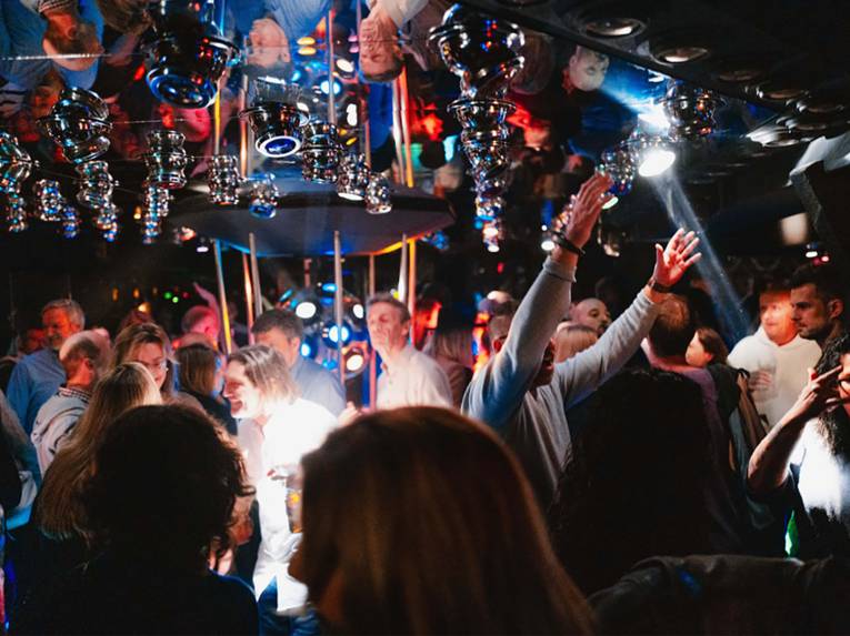 Tanzende Menschen in einer Discothek